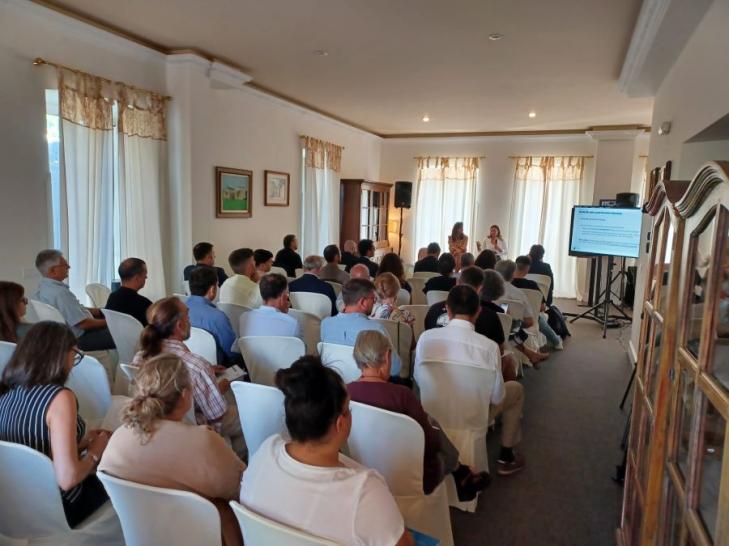 mas-de-130-personas-se-informan-de-las-ayudas-innovapeme-y-desenapeme-en-ribadeo